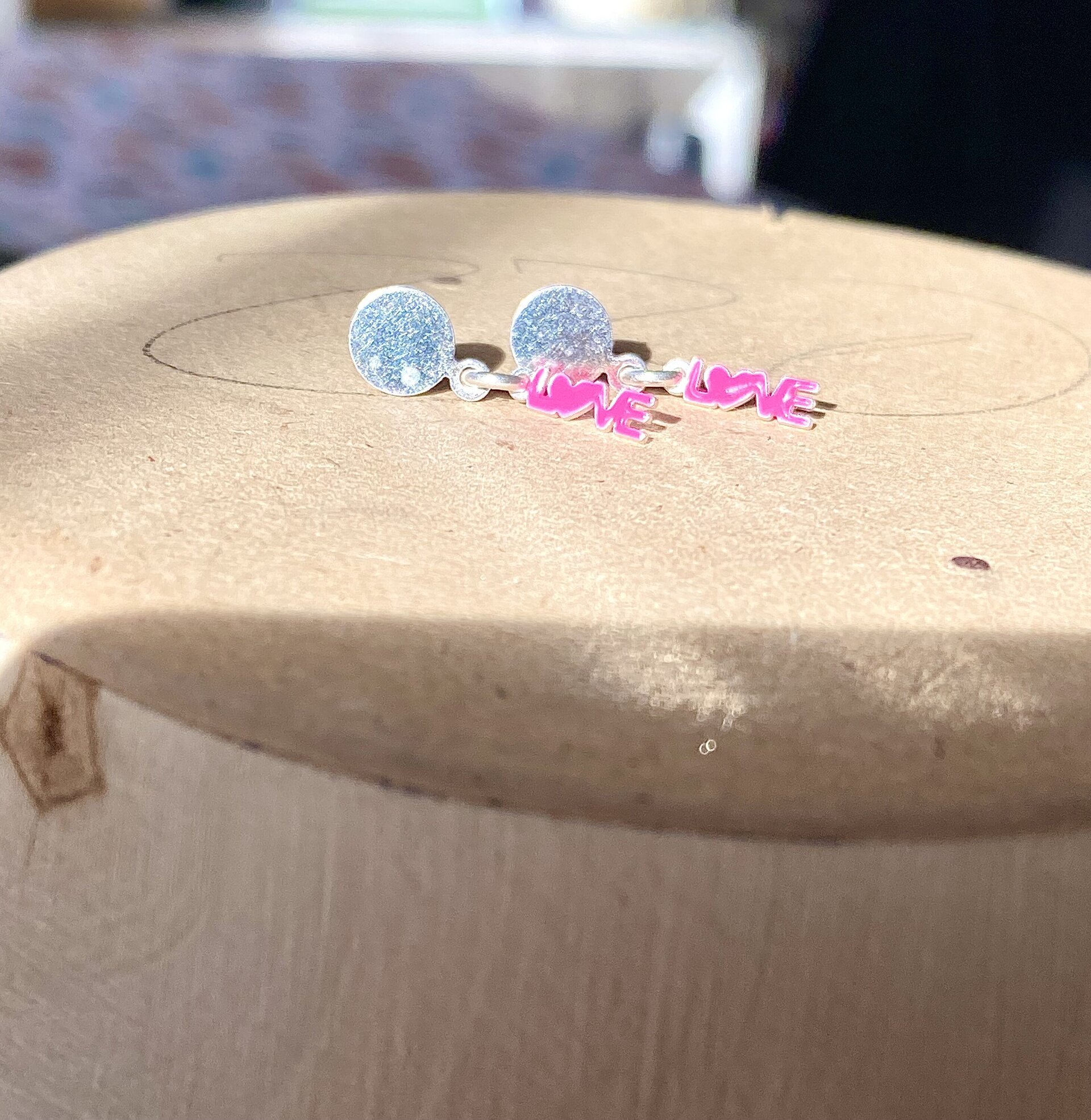 Pendientes de Plata con Colgante de ‘Love’ | Accesorios Elegantes - 4