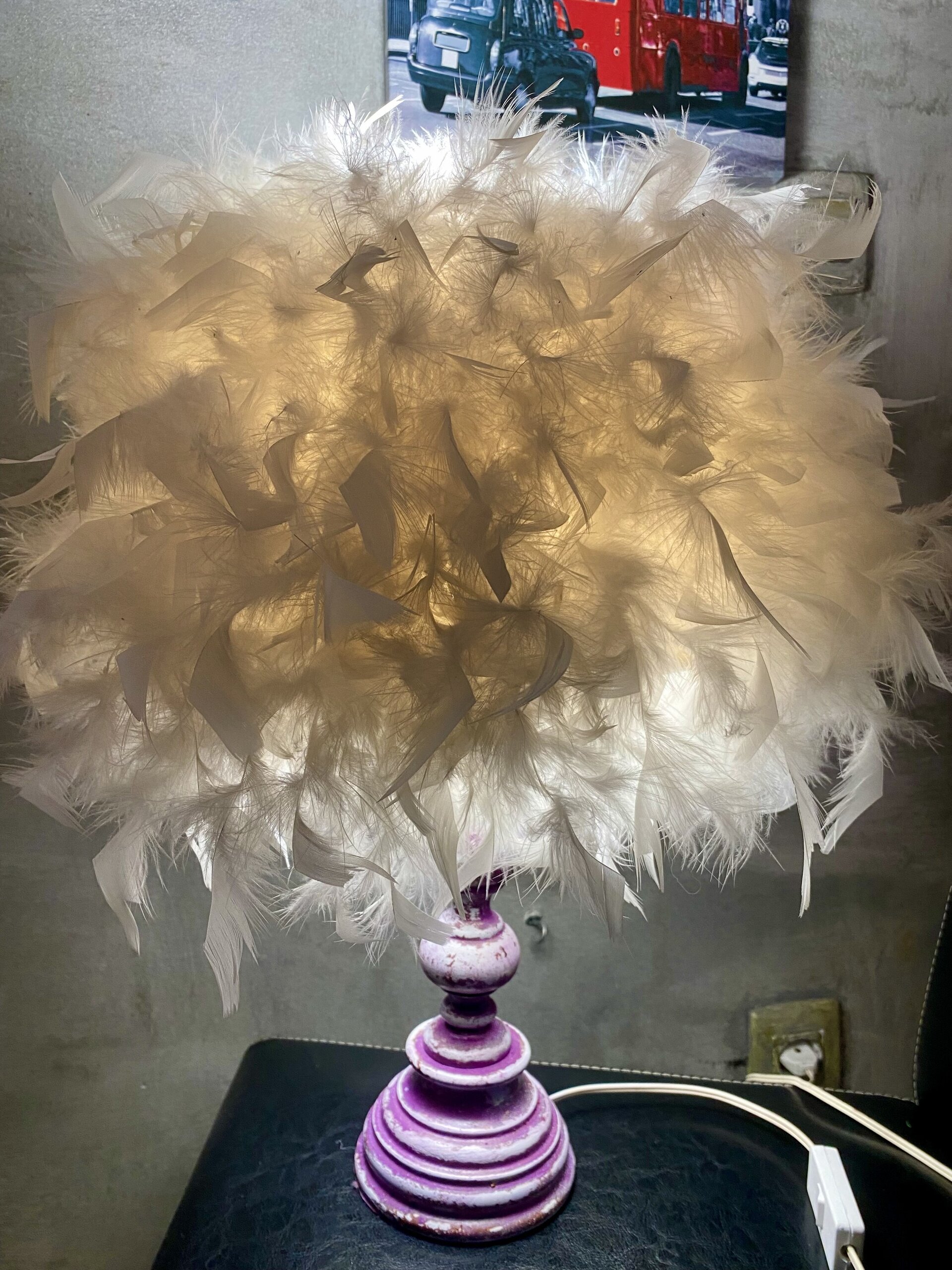 Lámpara Reciclada con Tulipa de Plumas Blancas | Decoración Ecológica y Elegante - 2