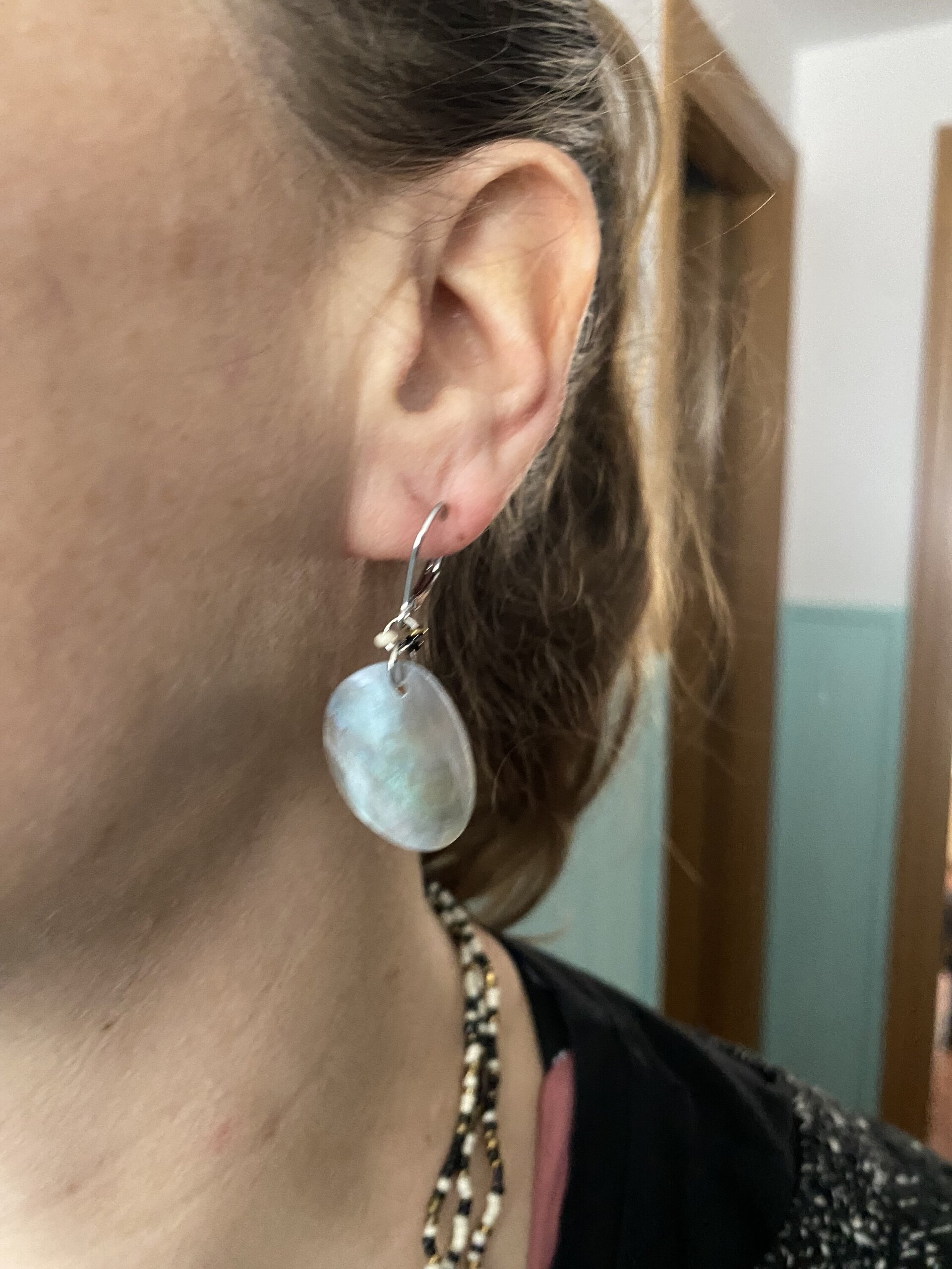 Conjunto de pendientes y collar de nácar y rocallas - 4