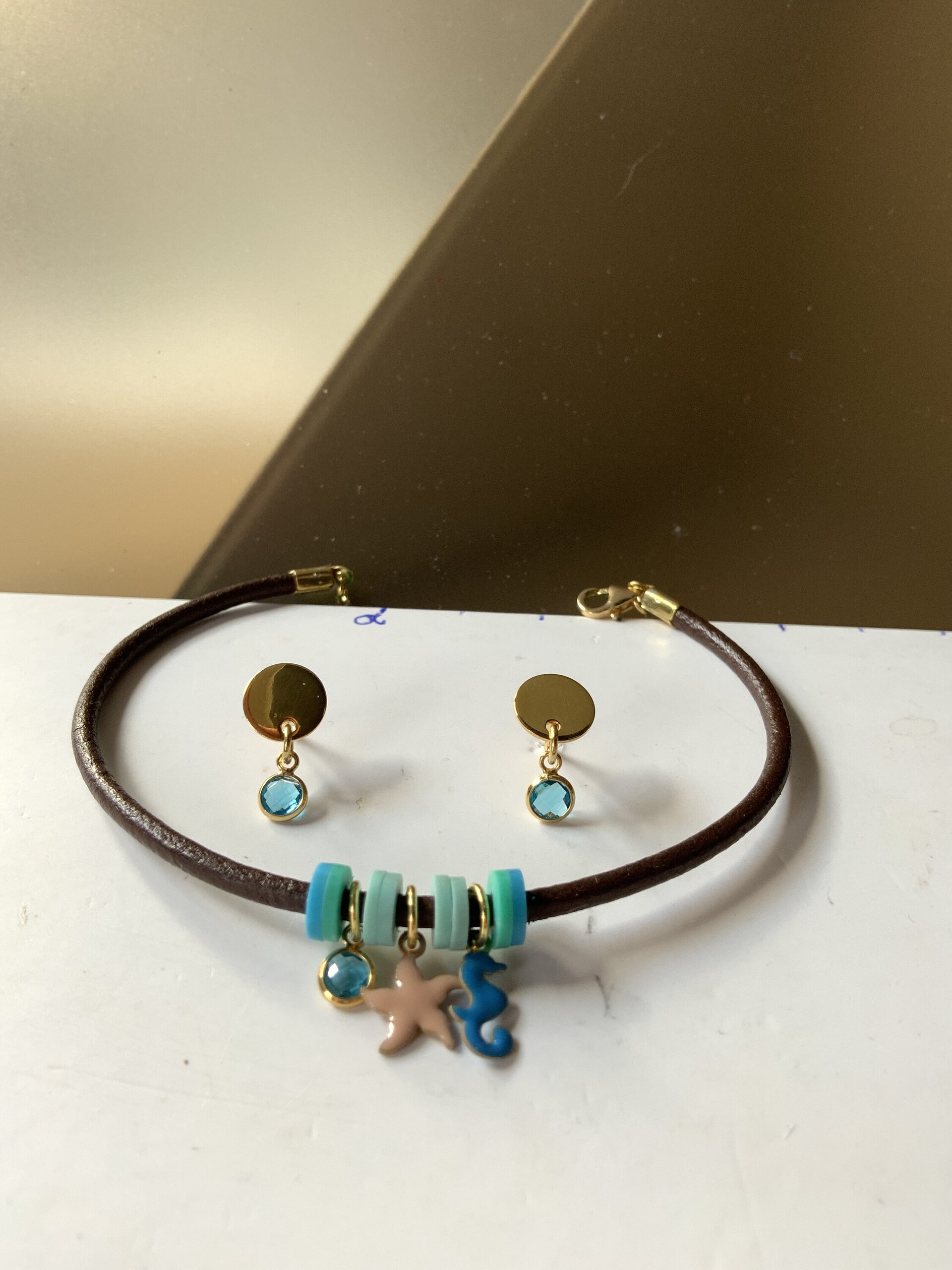 Conjunto de Pendientes de Circonita Aguamarina y Pulsera de Cuero con Charms Mar - 1