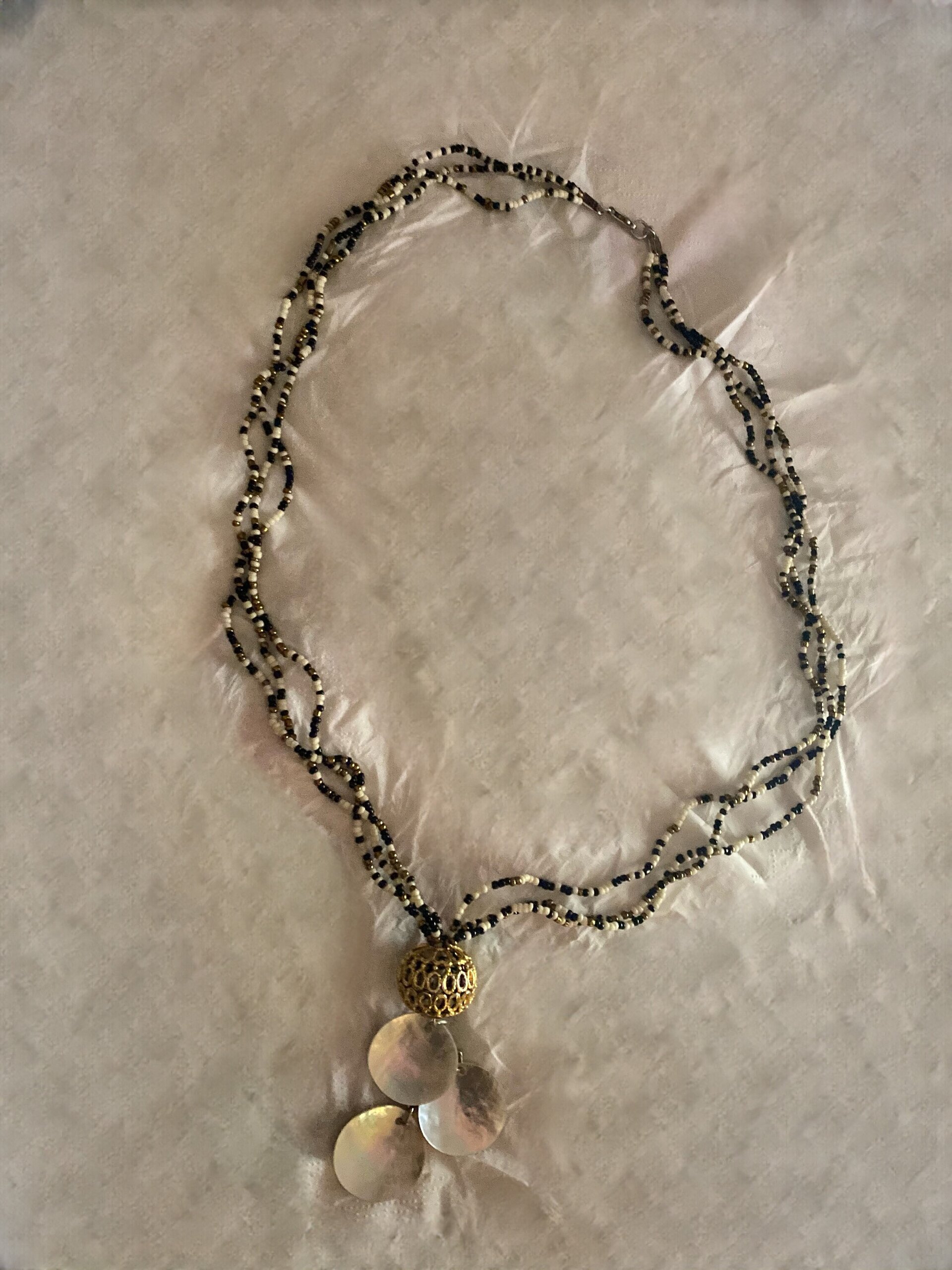 Conjunto de pendientes y collar de nácar y rocallas - 2