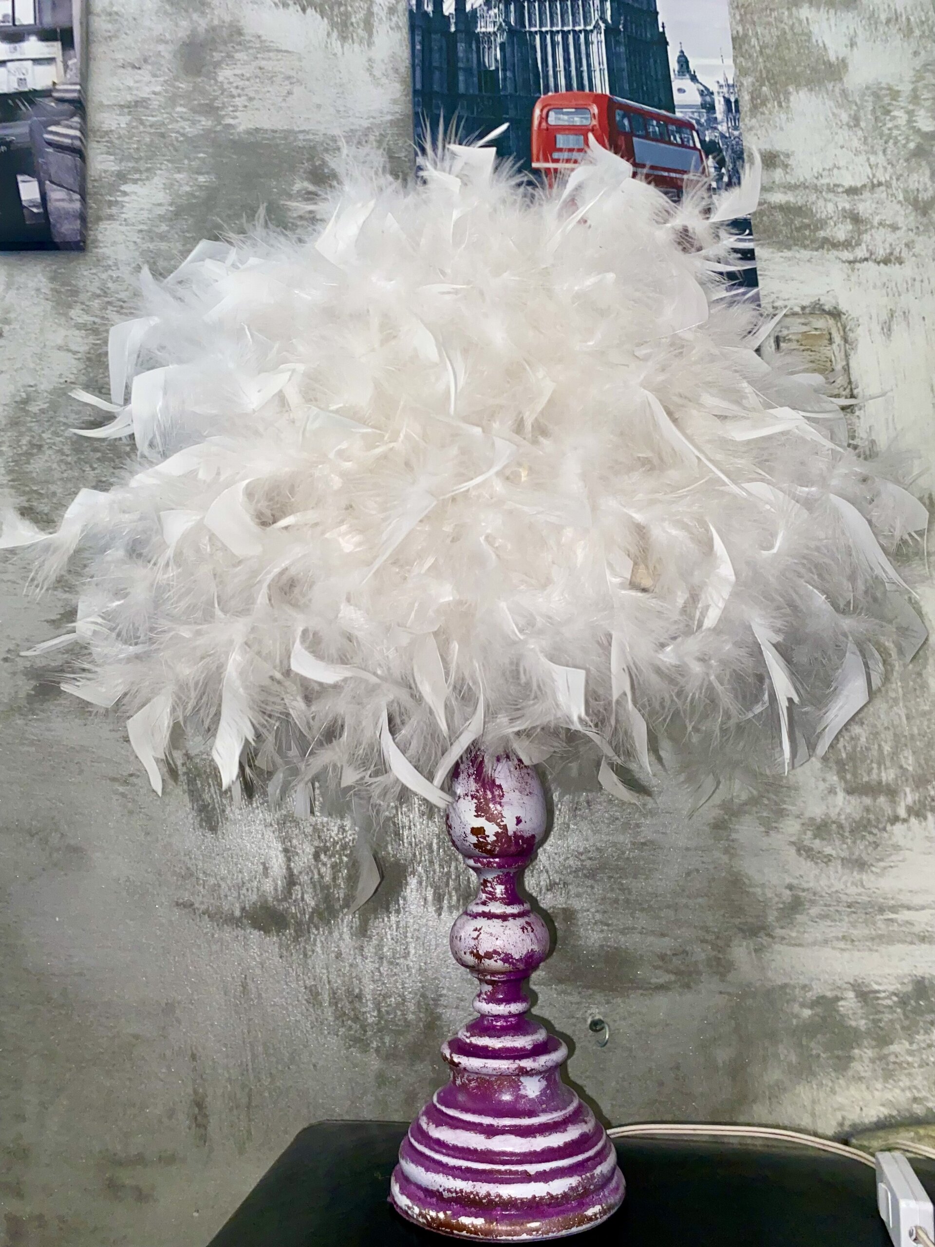 Lámpara Reciclada con Tulipa de Plumas Blancas | Decoración Ecológica y Elegante - 1