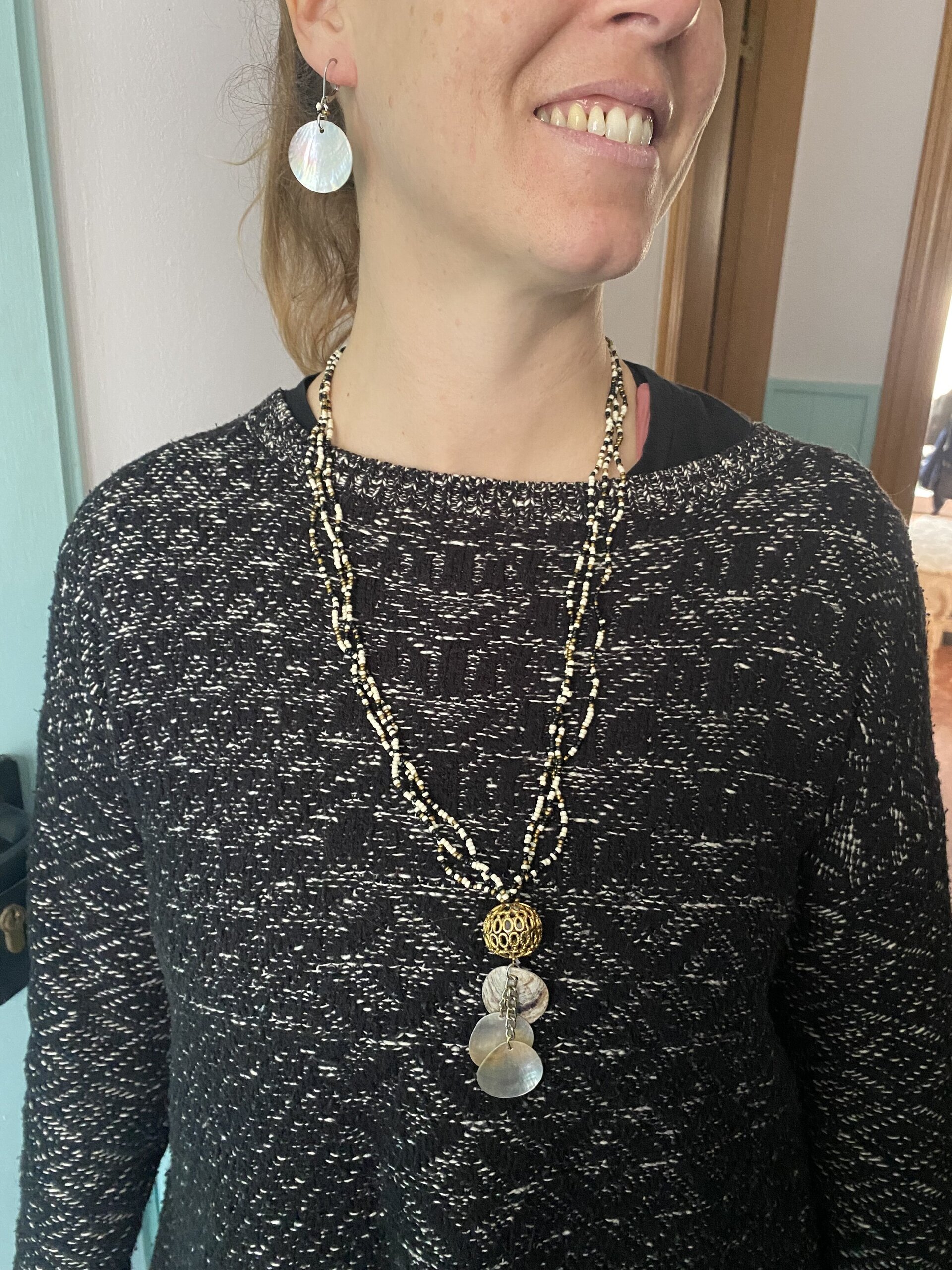 Conjunto de pendientes y collar de nácar y rocallas - 6