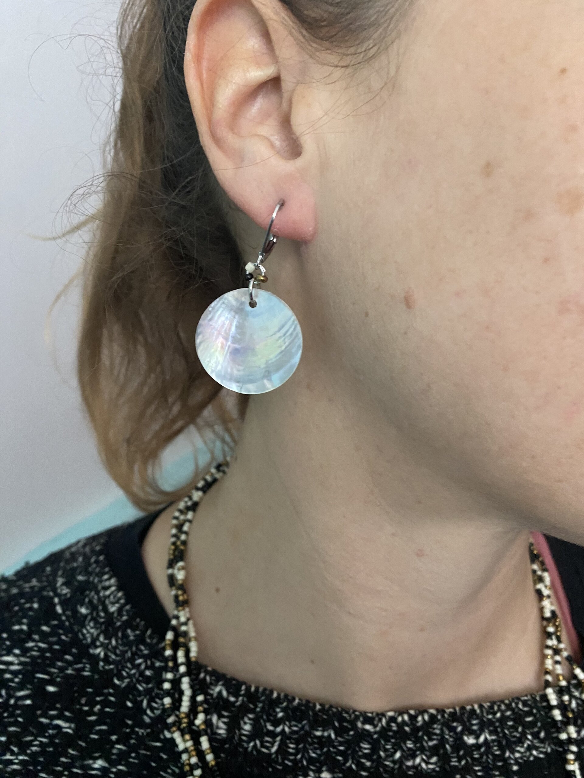 Conjunto de pendientes y collar de nácar y rocallas - 3